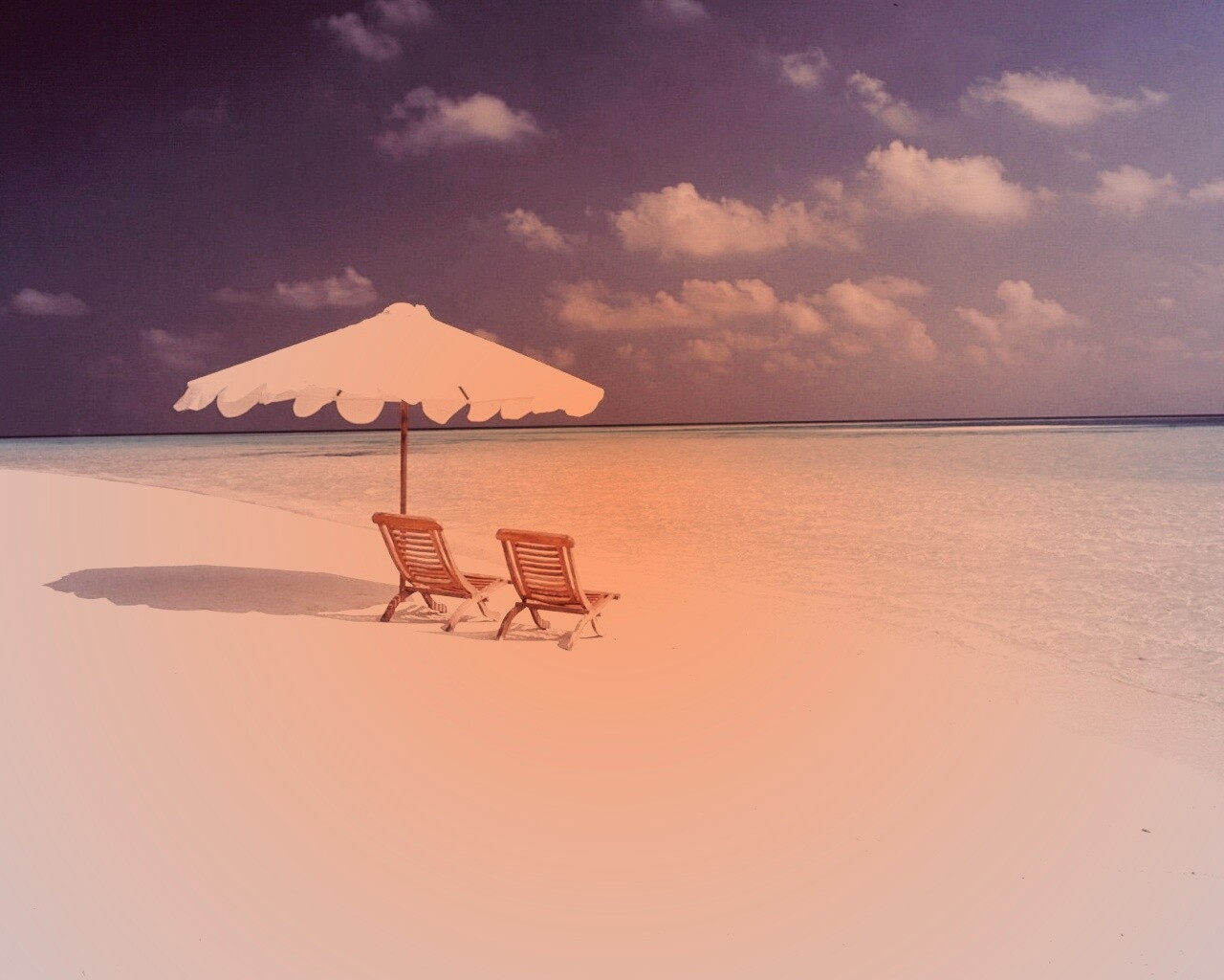 Песчаный пляж с двумя жезлонгами обои