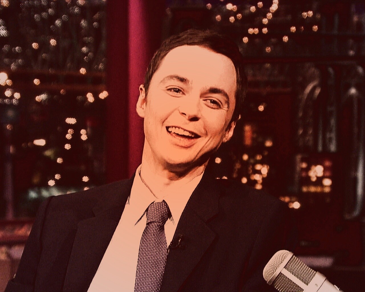 Джим Парсонс на вечернем шоу обои