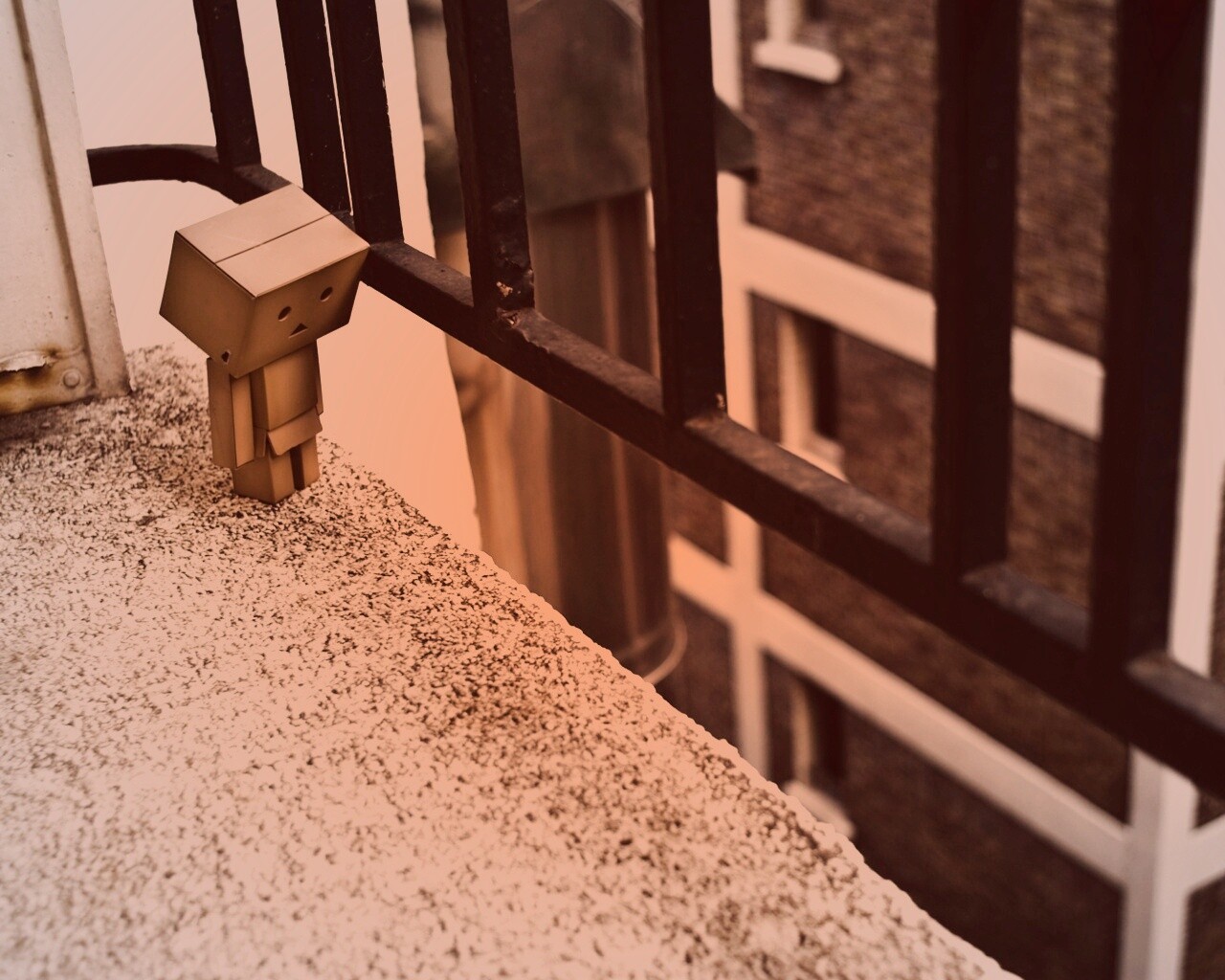 Грустный картонный человечек обои