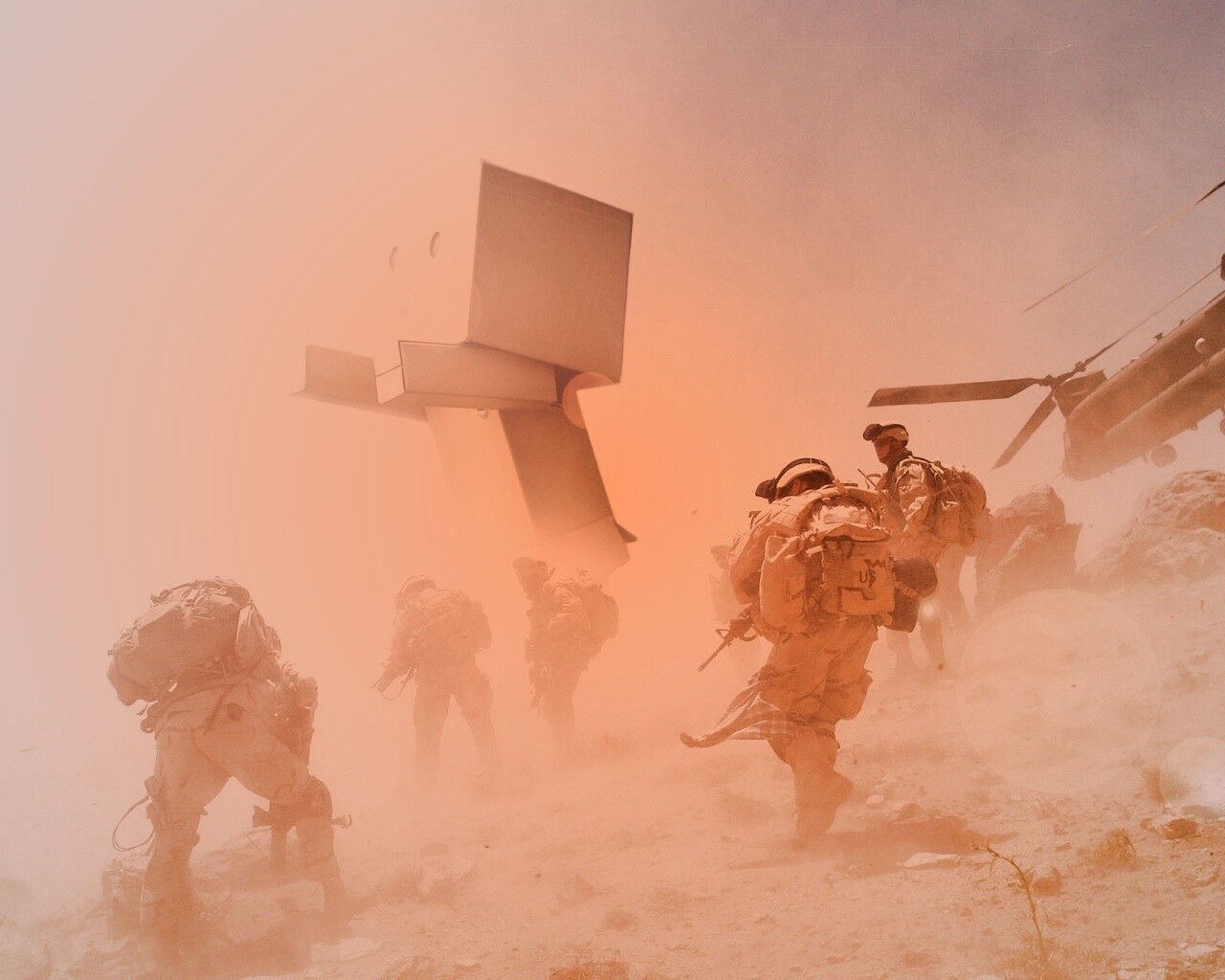 Картонный человек среди солдат обои