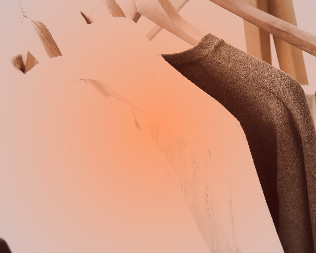 Вещи на вешалке обои