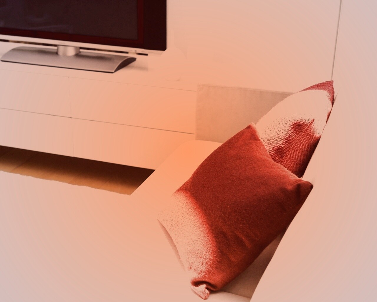 Подушки на диване обои