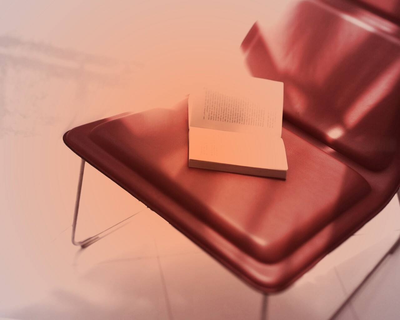 Книга на стуле обои