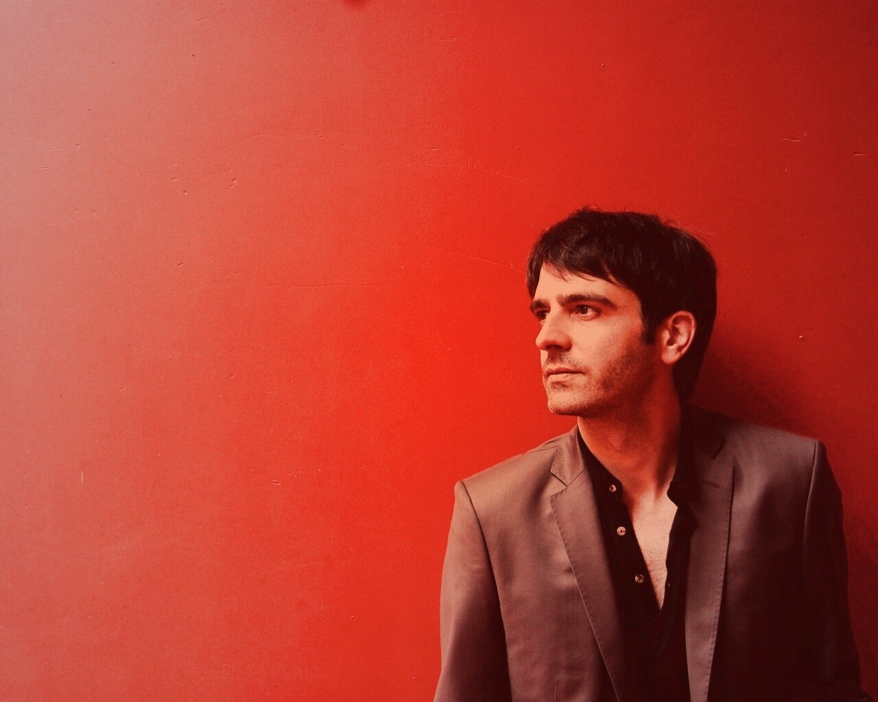 На красном фоне обои