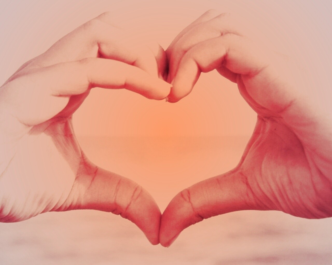 Руки сложенные сердечком обои