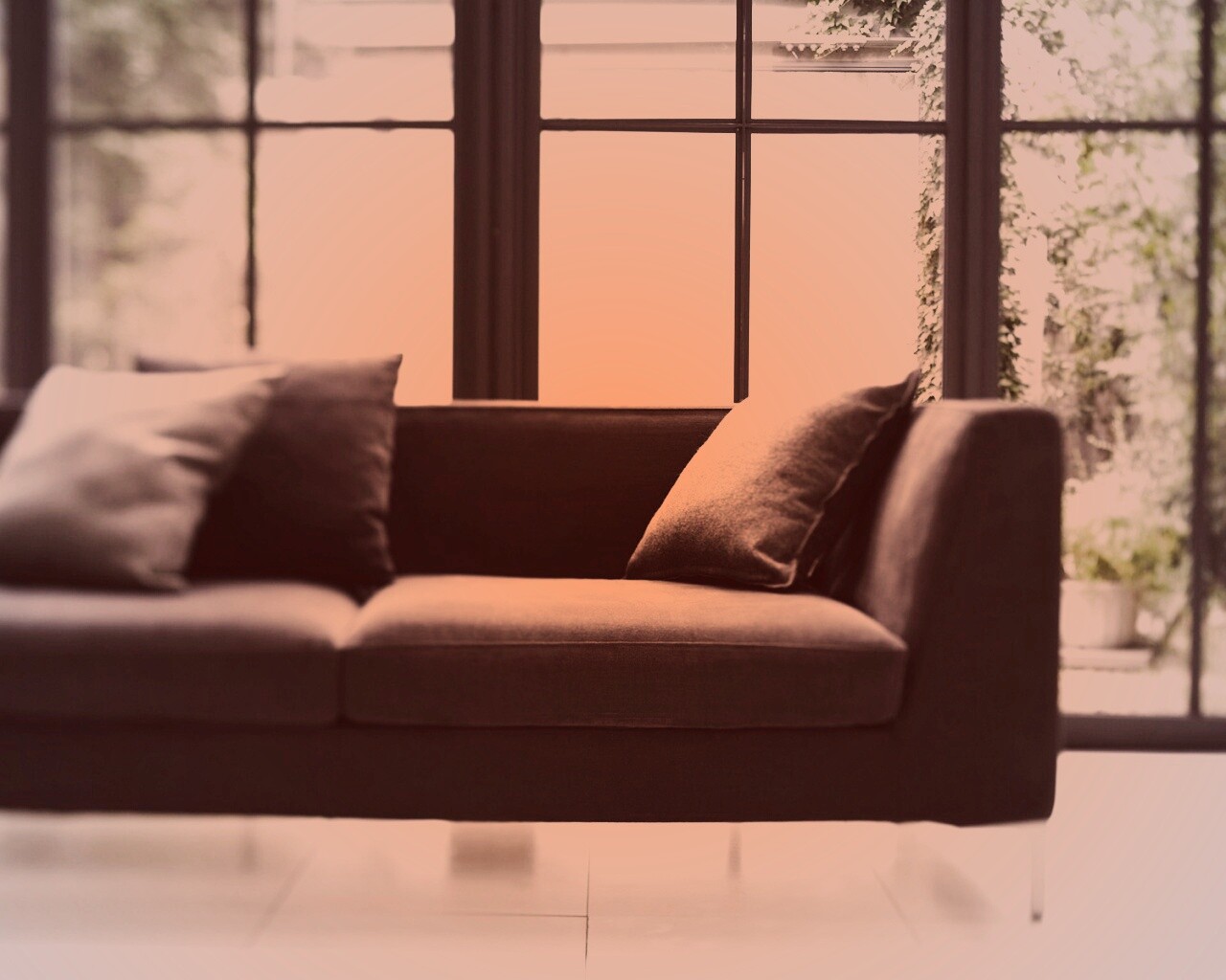 Диван в комнате обои