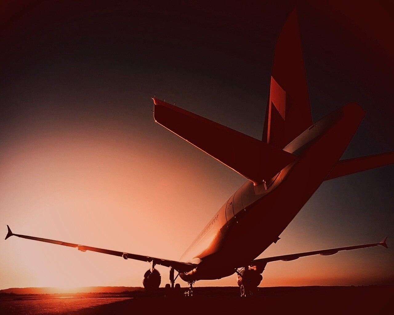 Самолет на закате обои