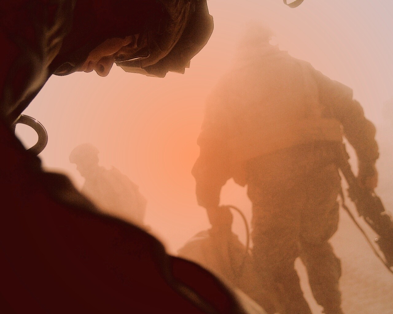 Солдаты выходят из броневика обои