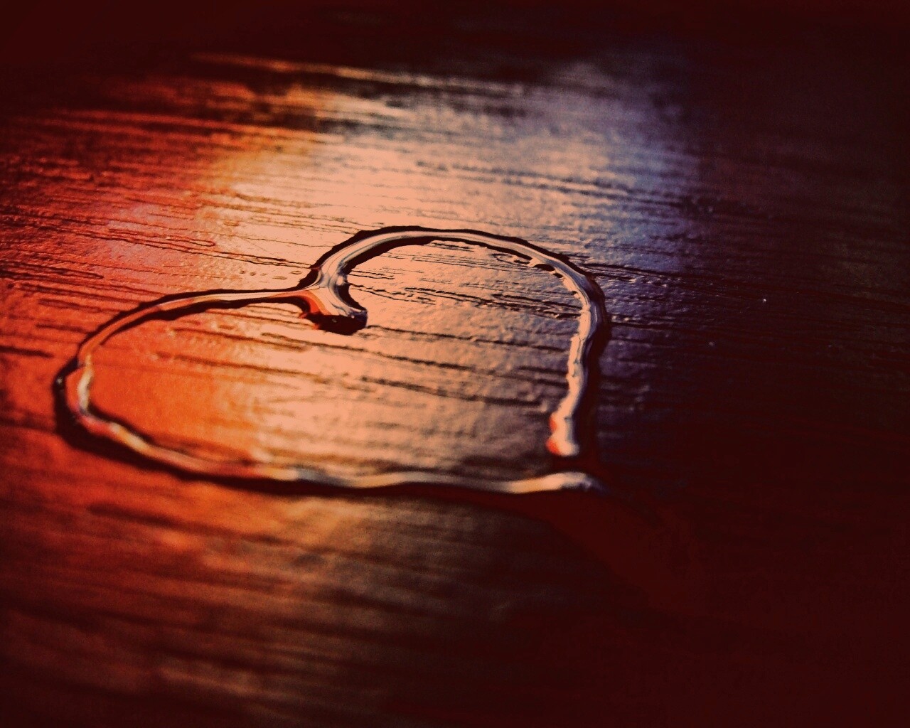 Сердечко из воды обои