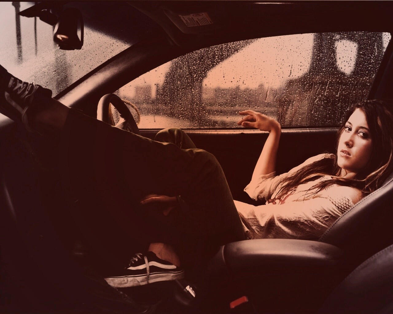 Девушка в автомобиле обои