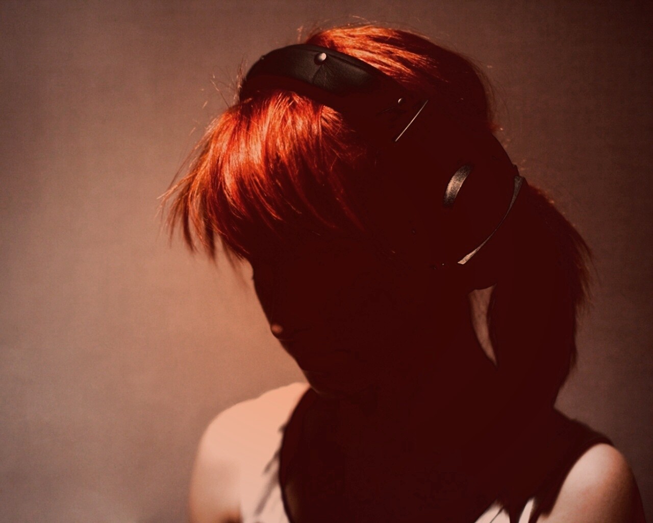 Рыжая в наушниках обои