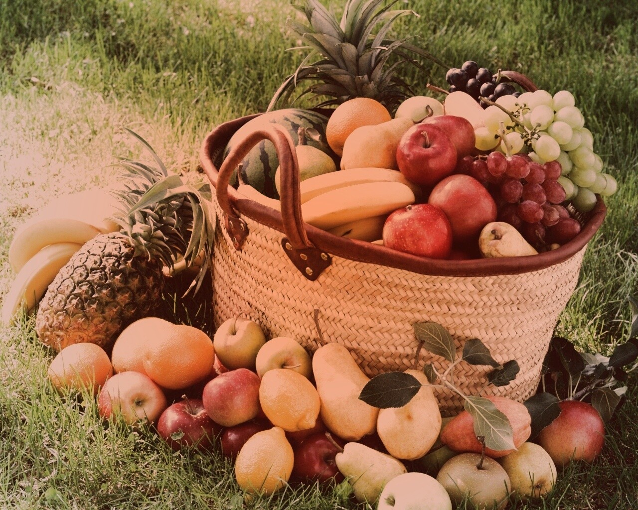 Корзина с фруктами обои