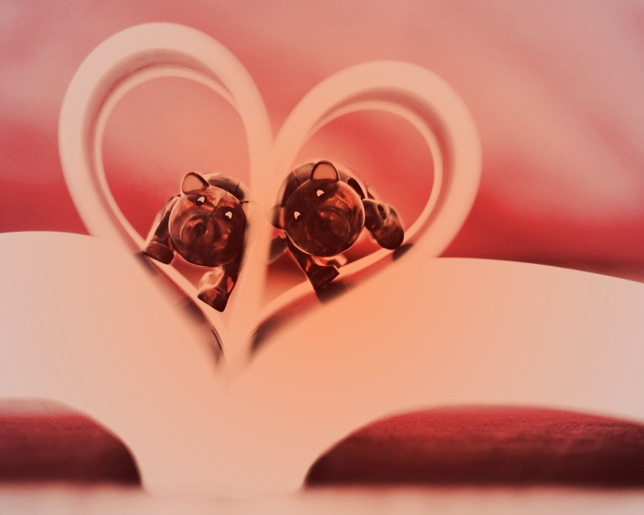 Фигурки мишек в книге обои