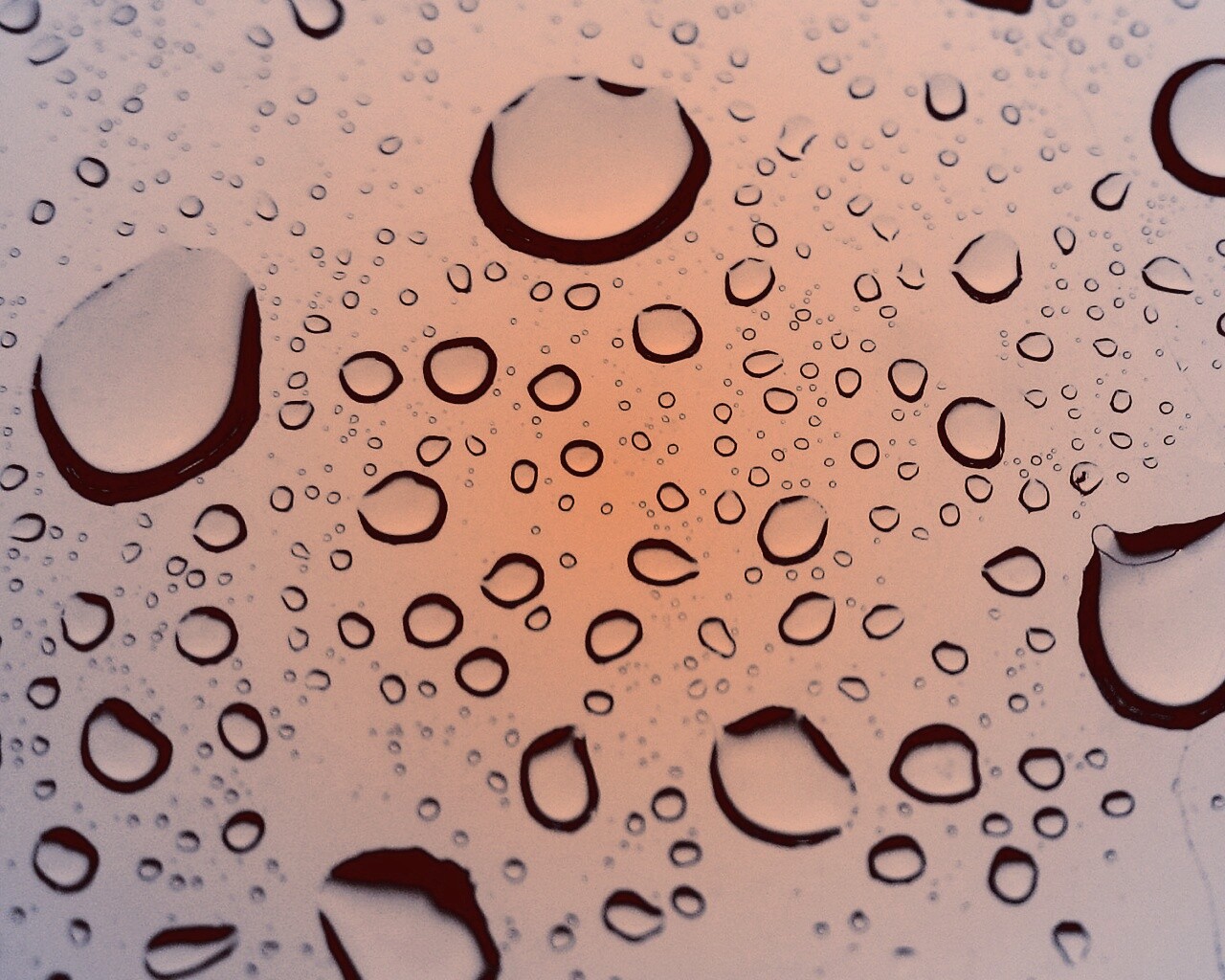 Капли воды на синем стекле обои