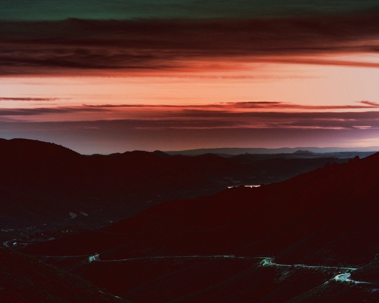 Закат на склонах гор обои