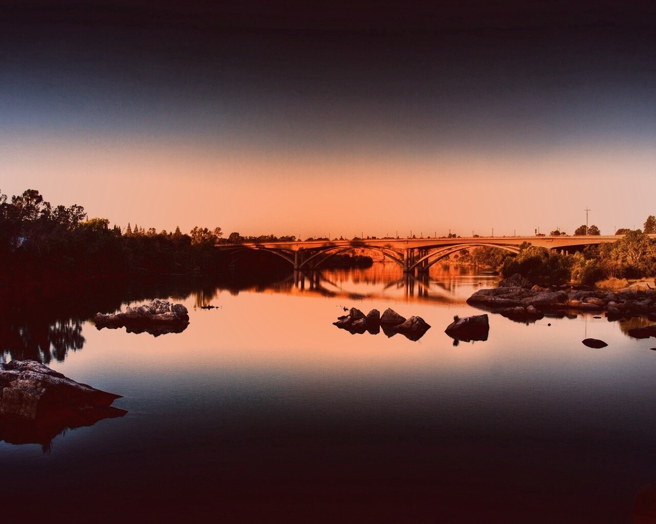 Мост через живописную реку обои