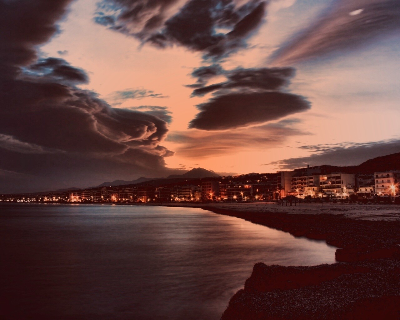 Красивый закат над городом у моря обои