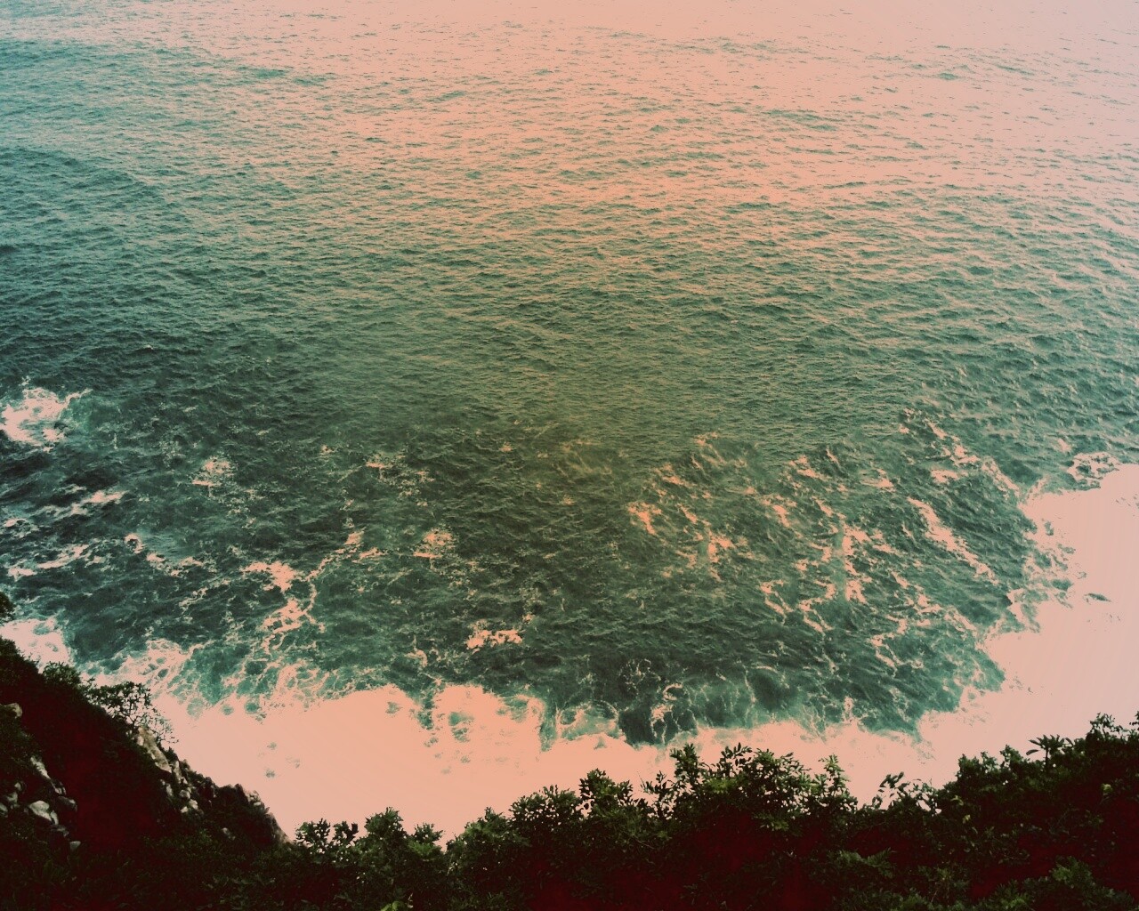 Утёс у красивого моря обои