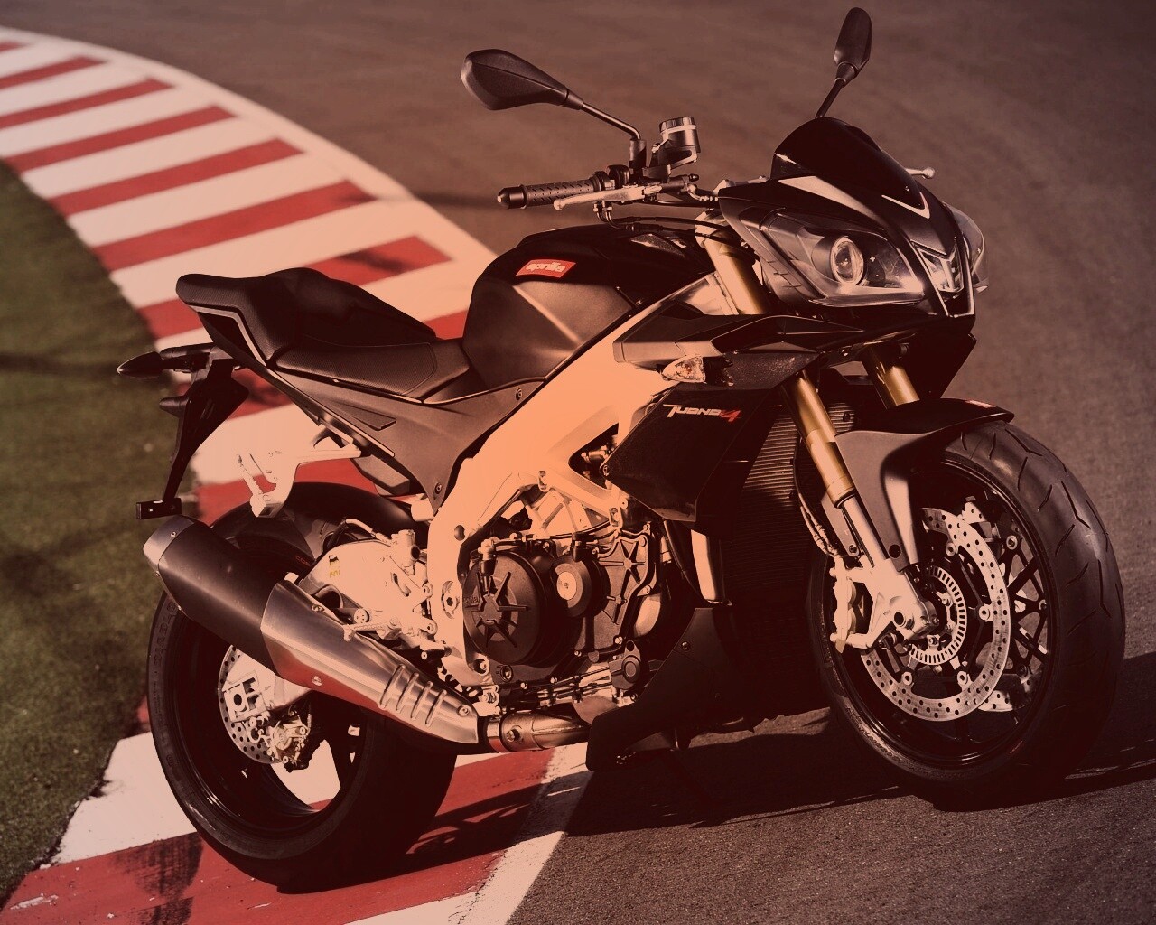 Спортивный мотоцикл Априлия на треке  обои