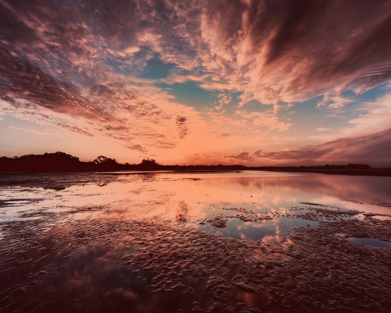 Дивный закат на озере обои