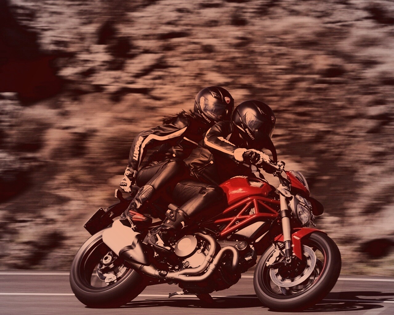 Байкер с девушкой на мотоцикле обои