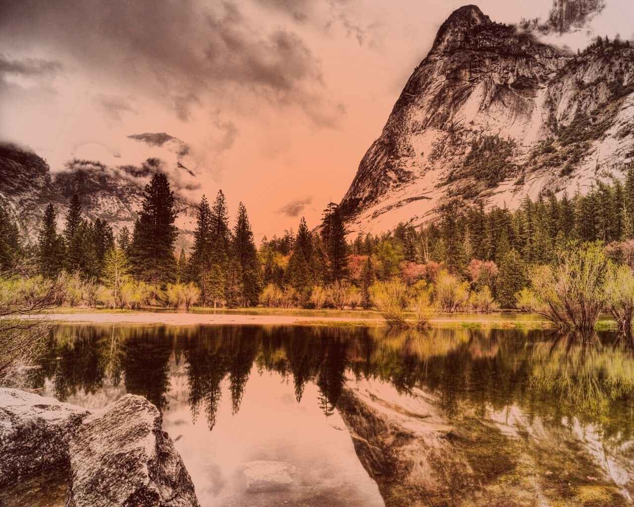 Красивый вид на маленькое горное озеро обои