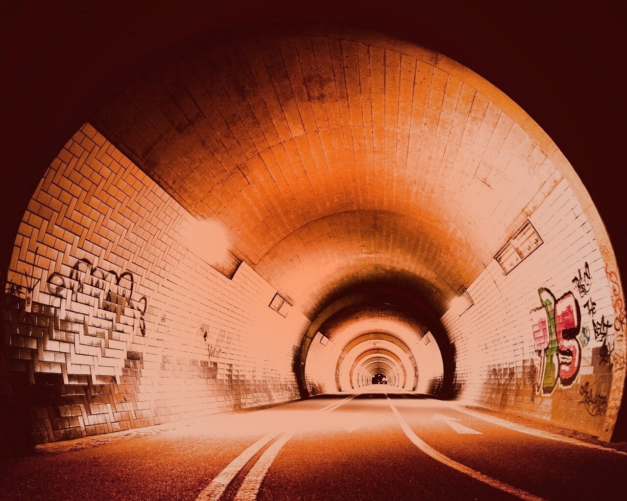 Тоннель и граффити на стенах обои