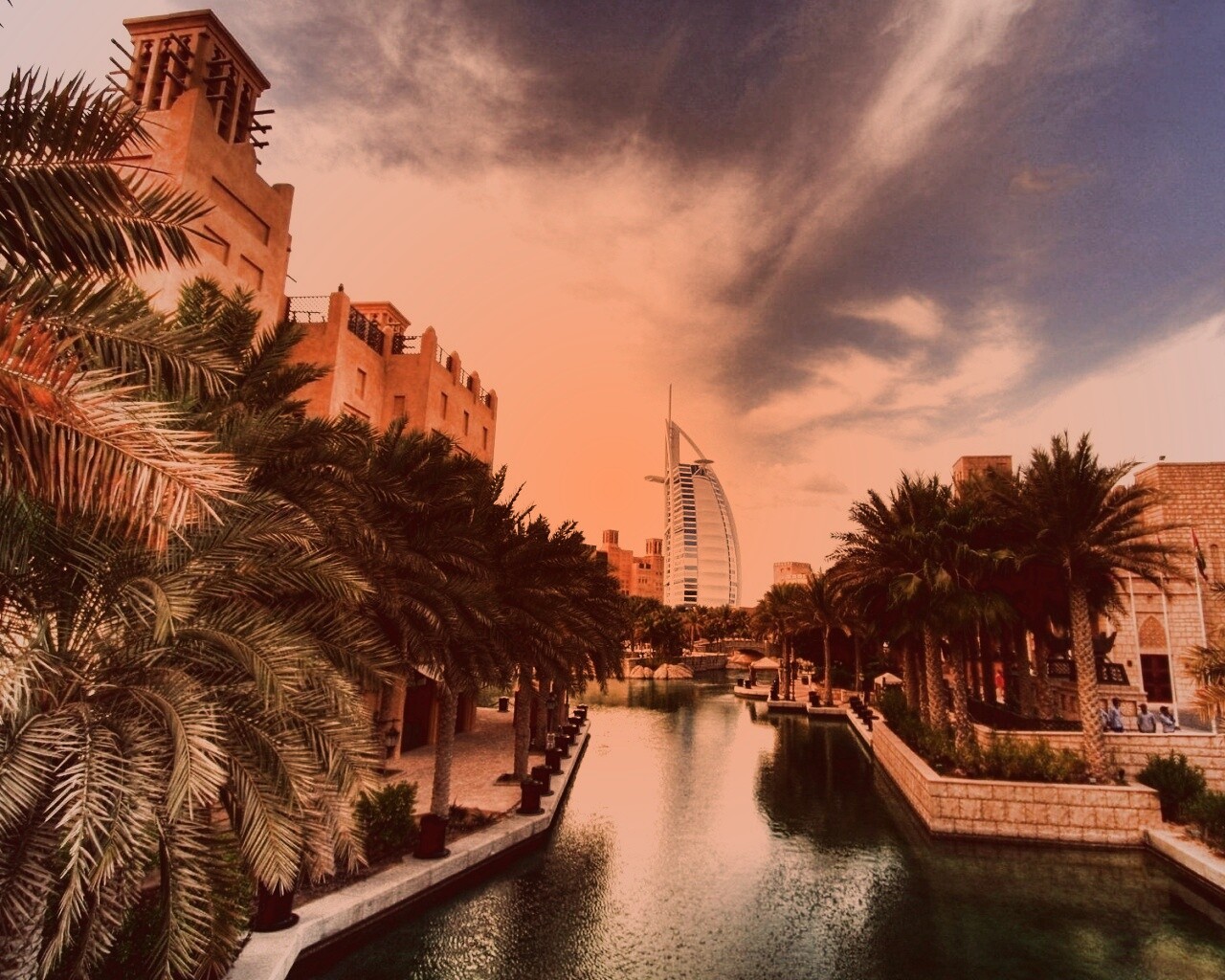 Вид на гостиницу Бурдж Аль Араб в Дубае обои