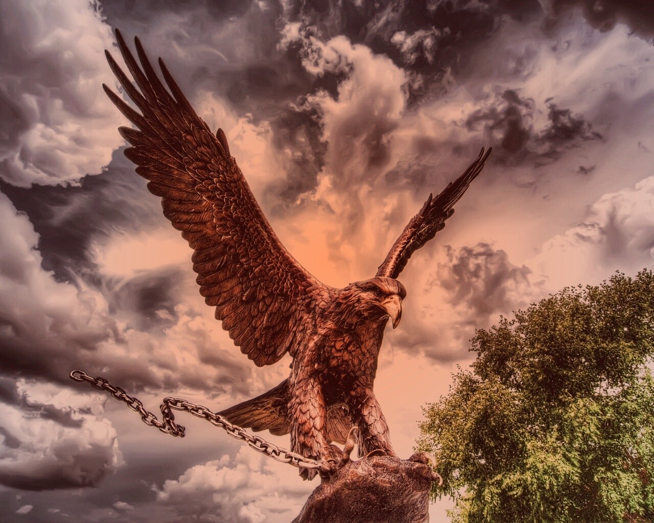 Скульптура орла с цепью в когтях обои