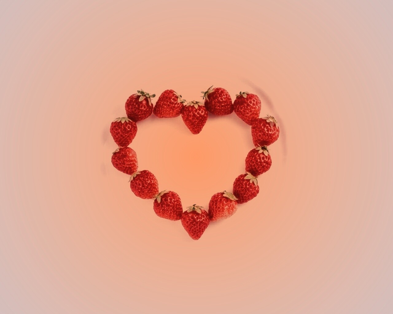 Тарелка с сердечком из клубники обои
