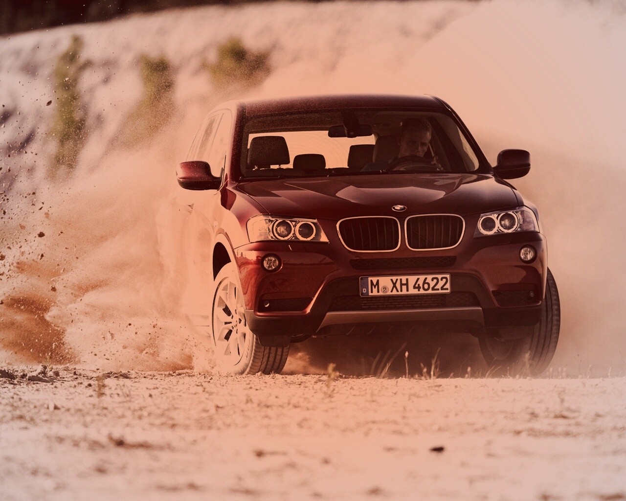 Кроссовер BMW в заносе обои