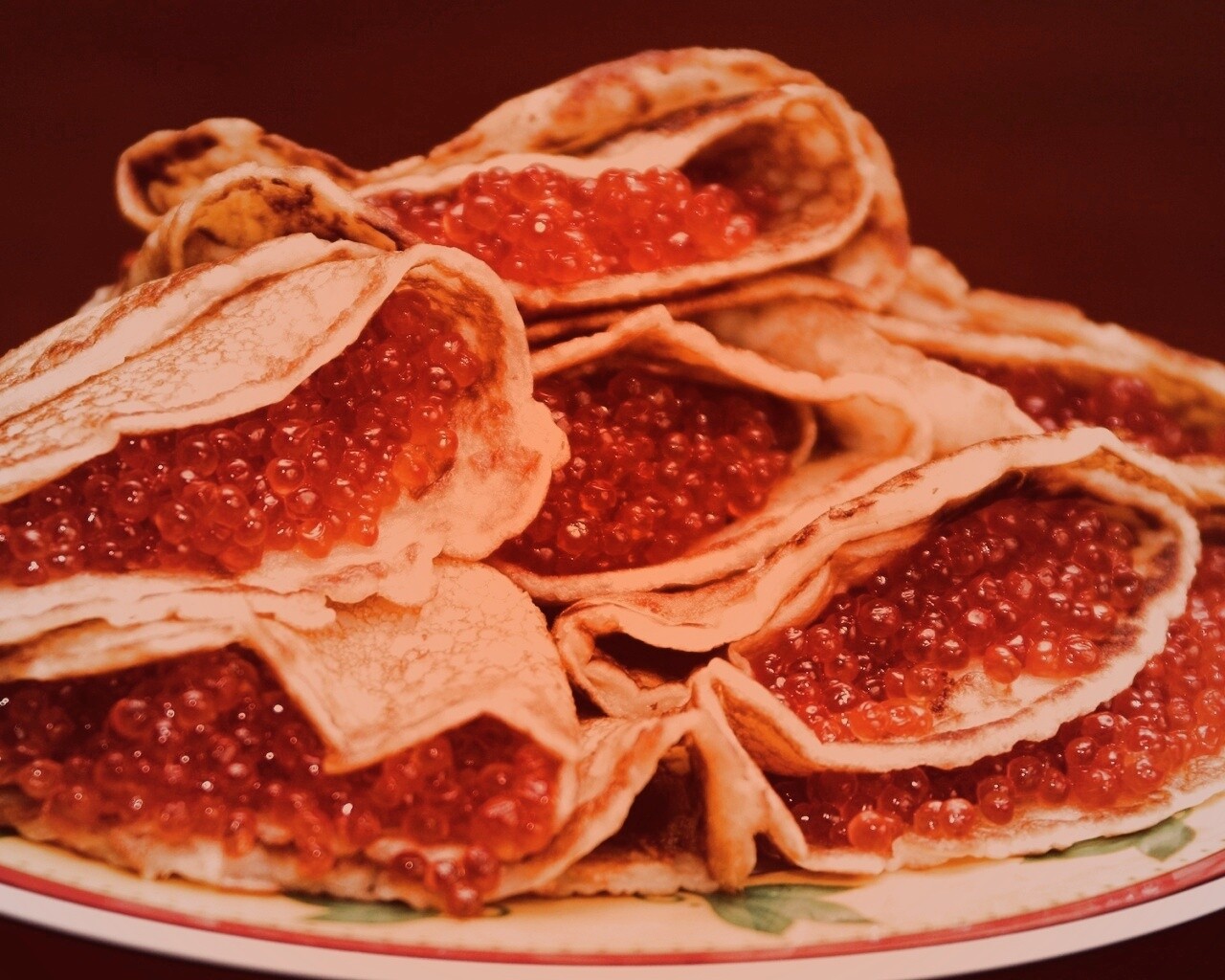 Блины с красной икрой обои