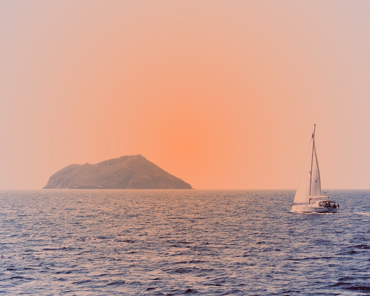 Яхта в море обои