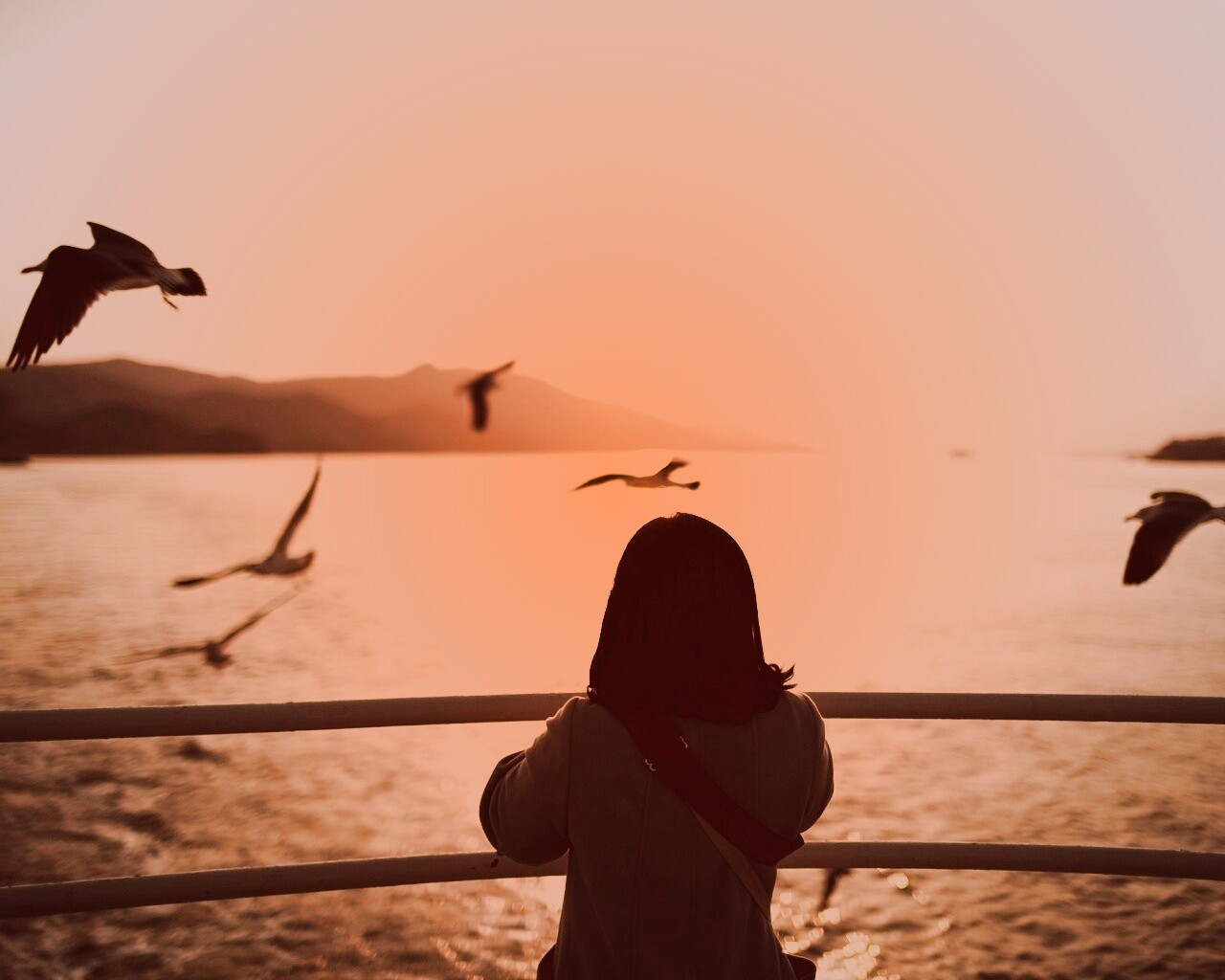 Девочка глядит на озеро обои