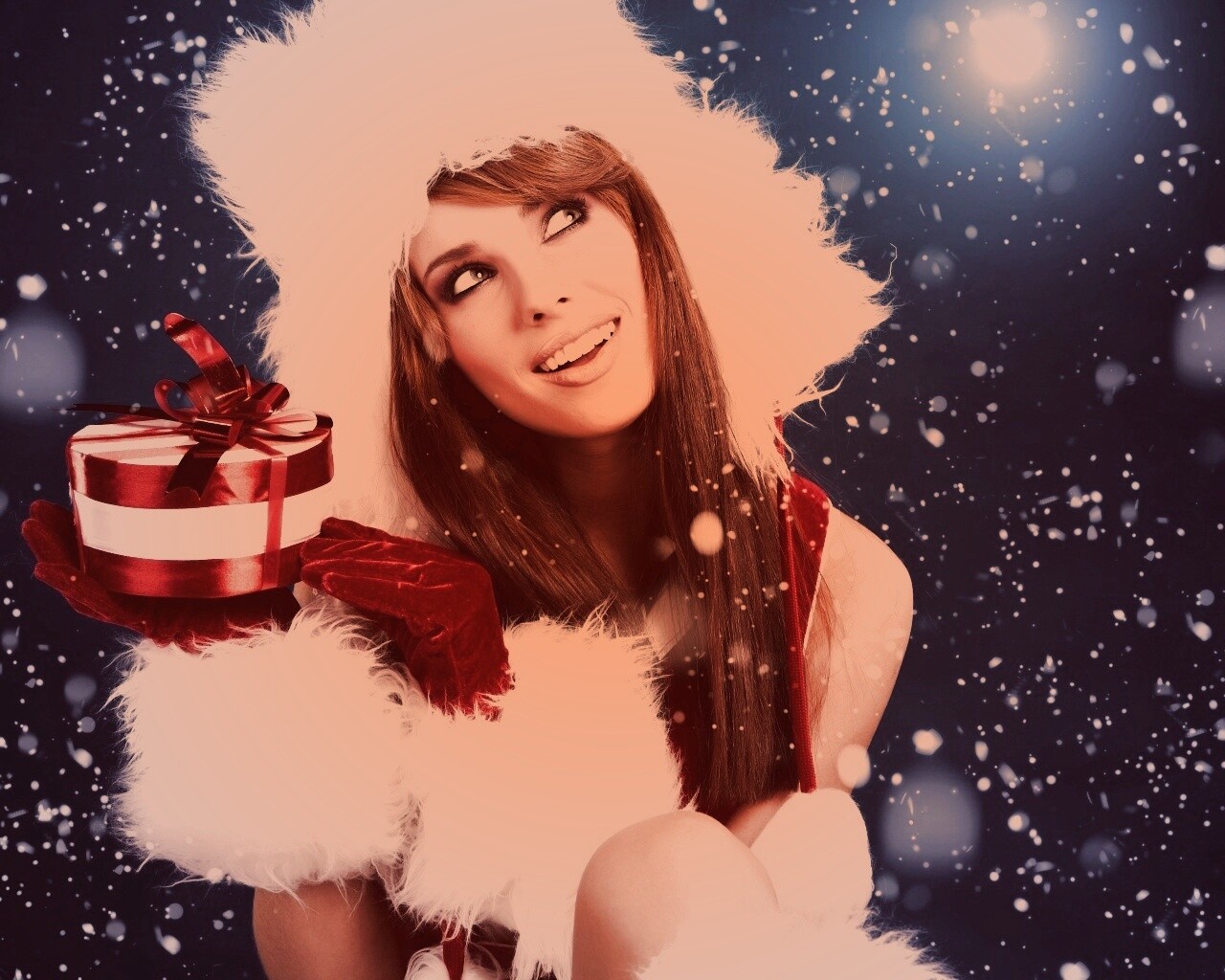 Девушка с новогодним подарком обои