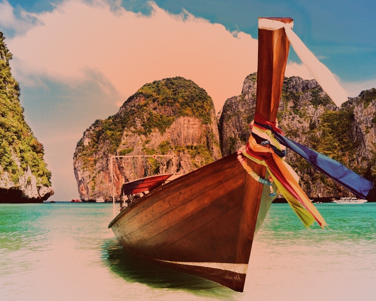 Лодка в райских водах обои