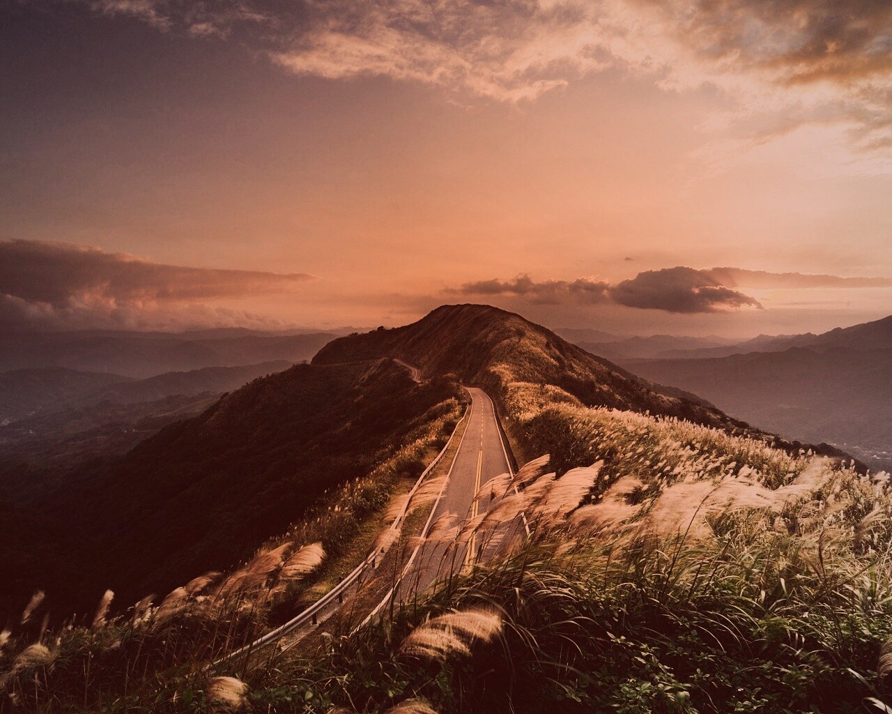 Дорога вдоль вершины холма обои