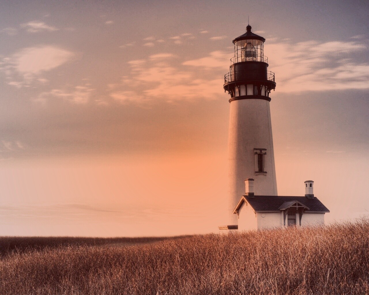 Маяк в поле обои