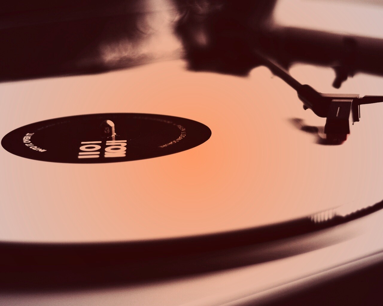 Пластинка на пульте диджея обои