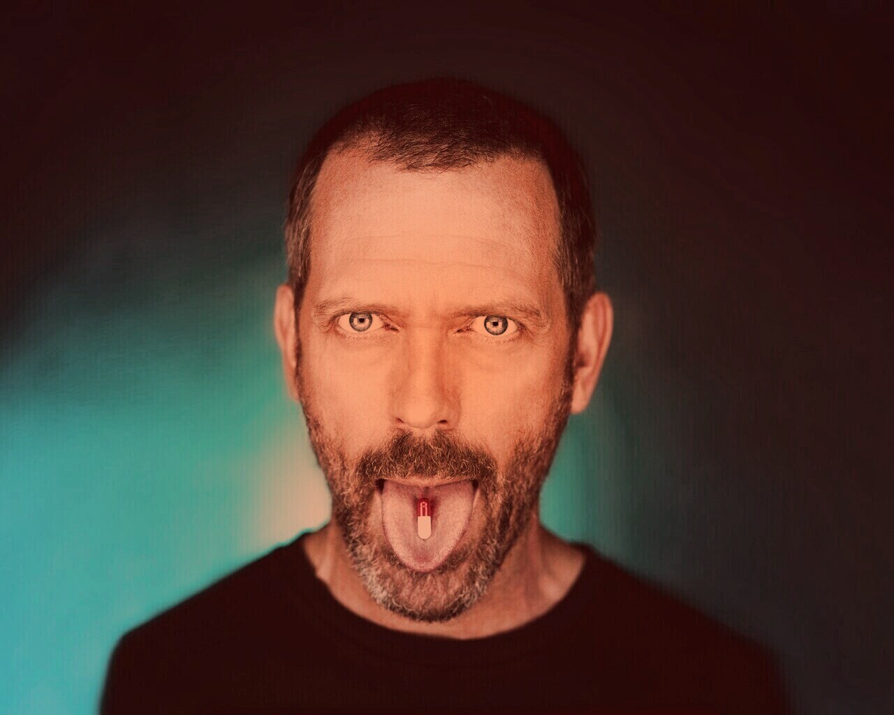 Доктор Хаус с таблеткой на языке обои