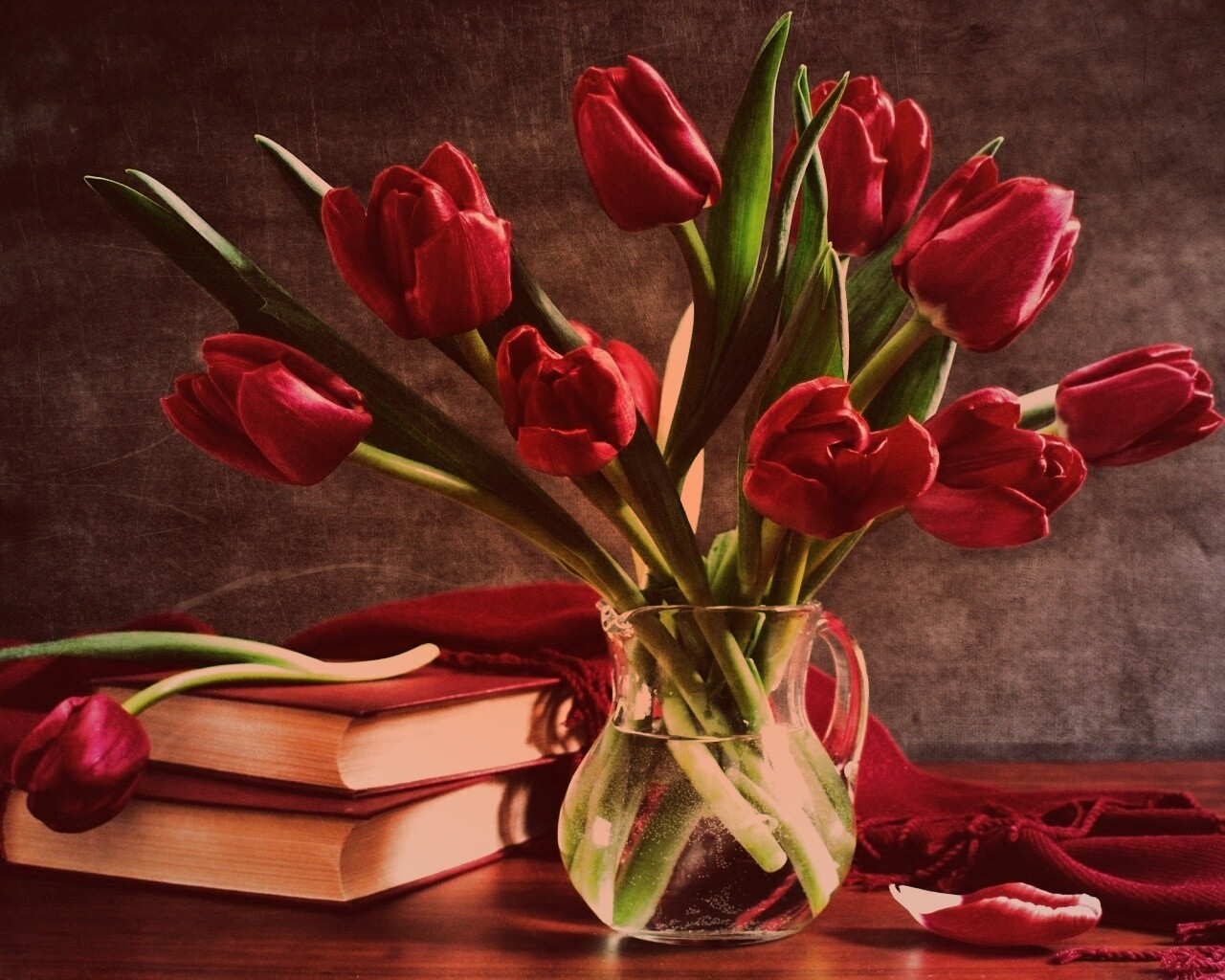 Букет красных тюльпанов обои