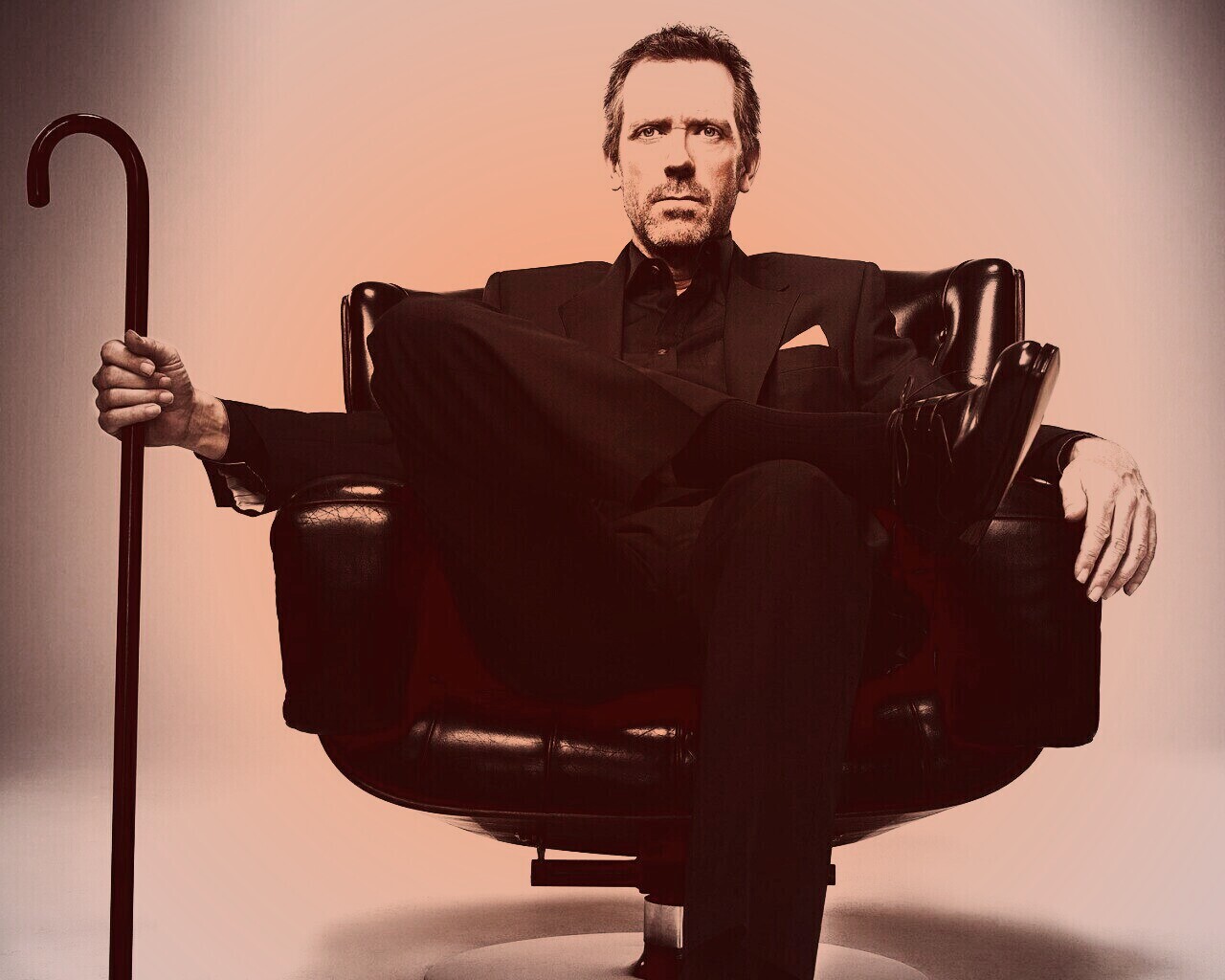 Хью Лори в кресле обои