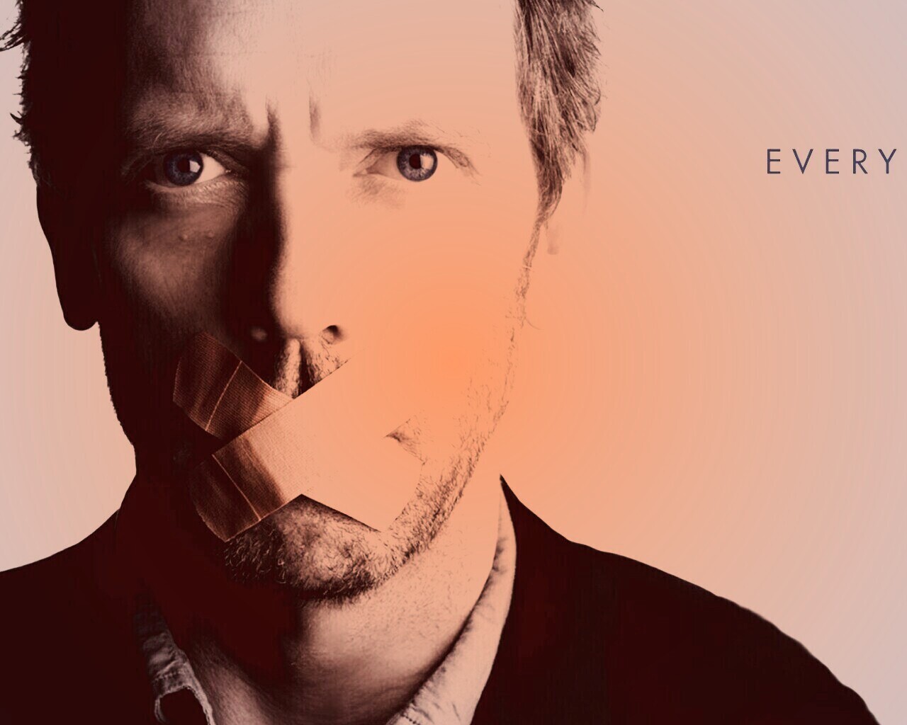 Хаус с пластырем на рту обои