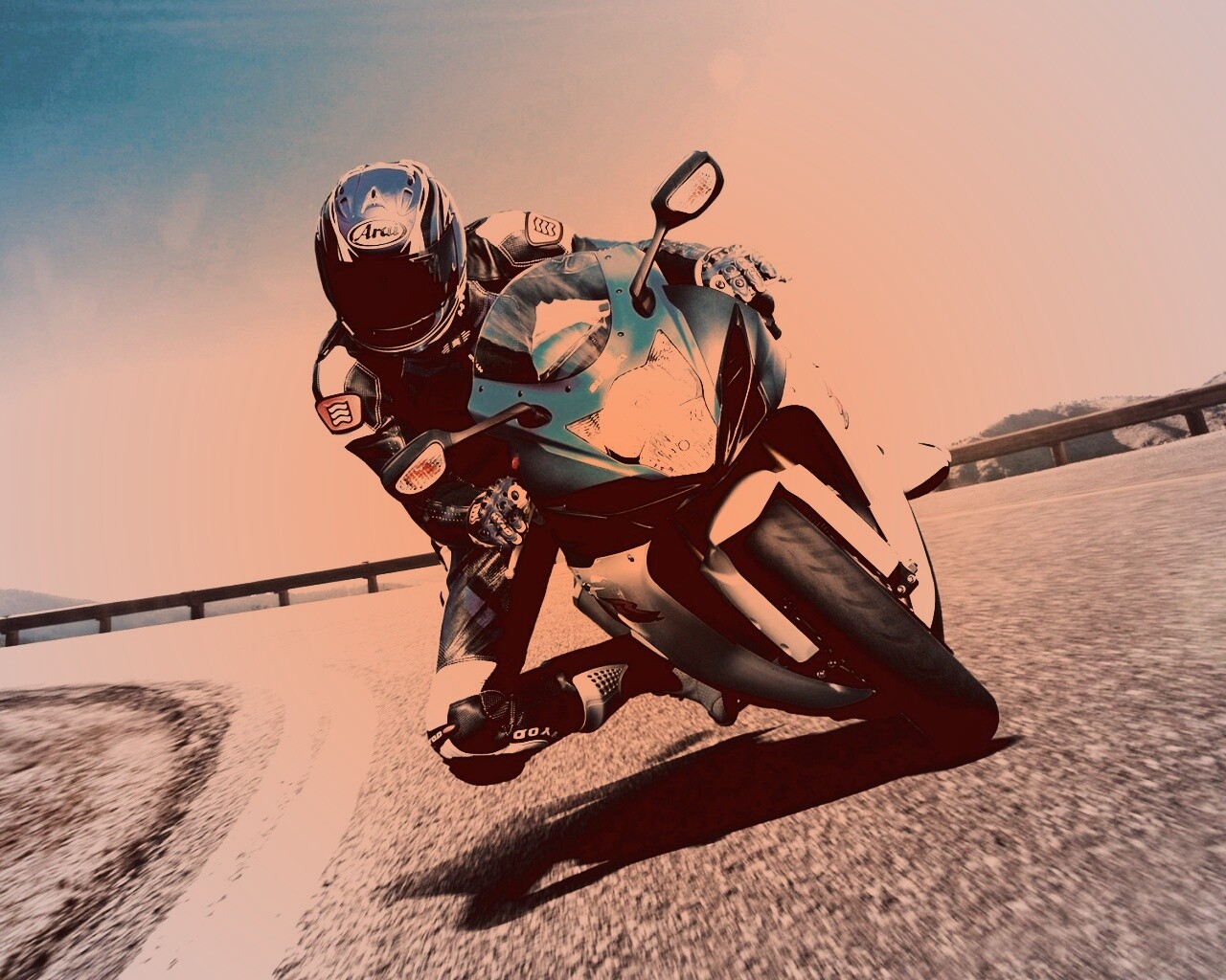 Мотоциклист на повороте обои