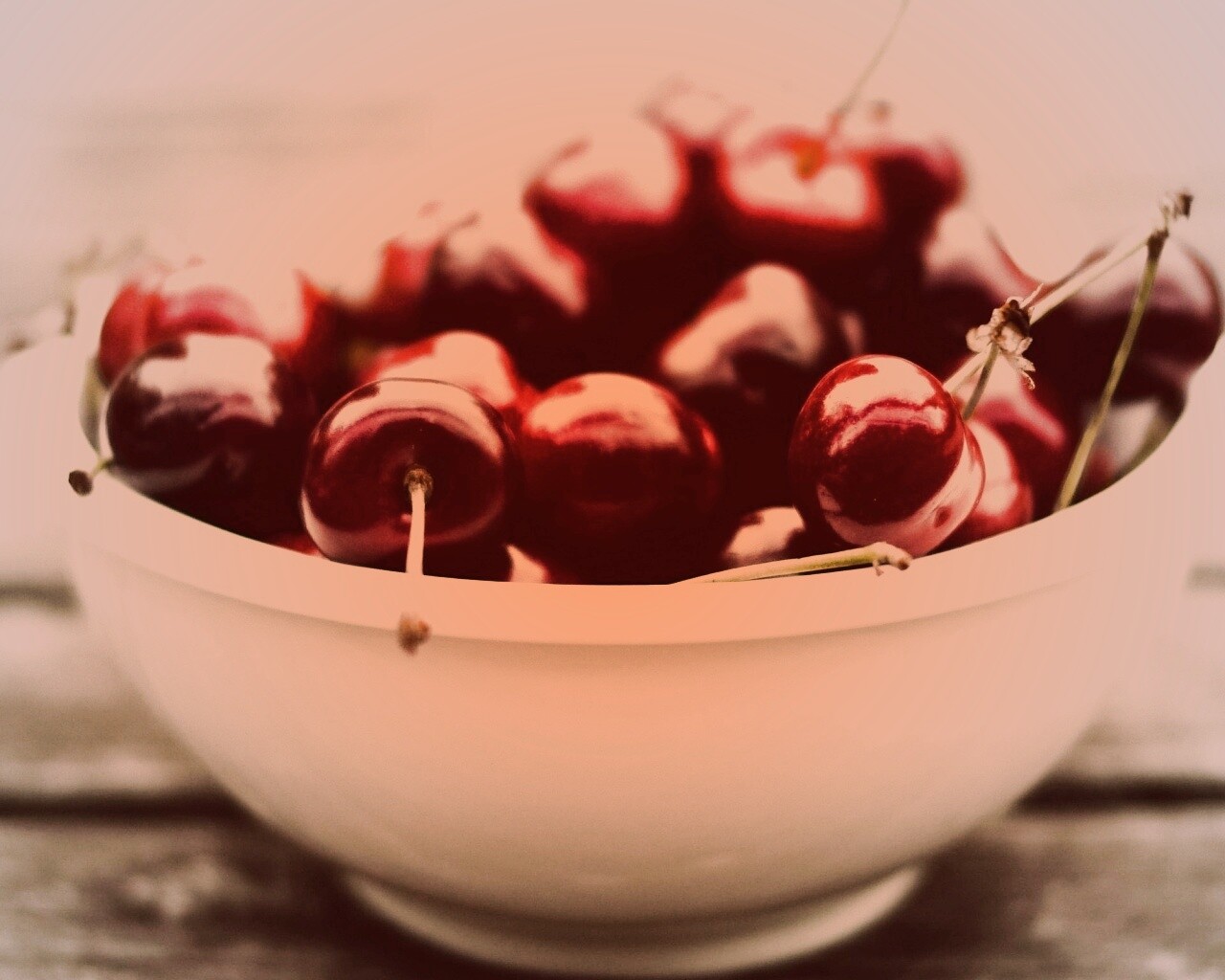 Миска спелой черешни обои