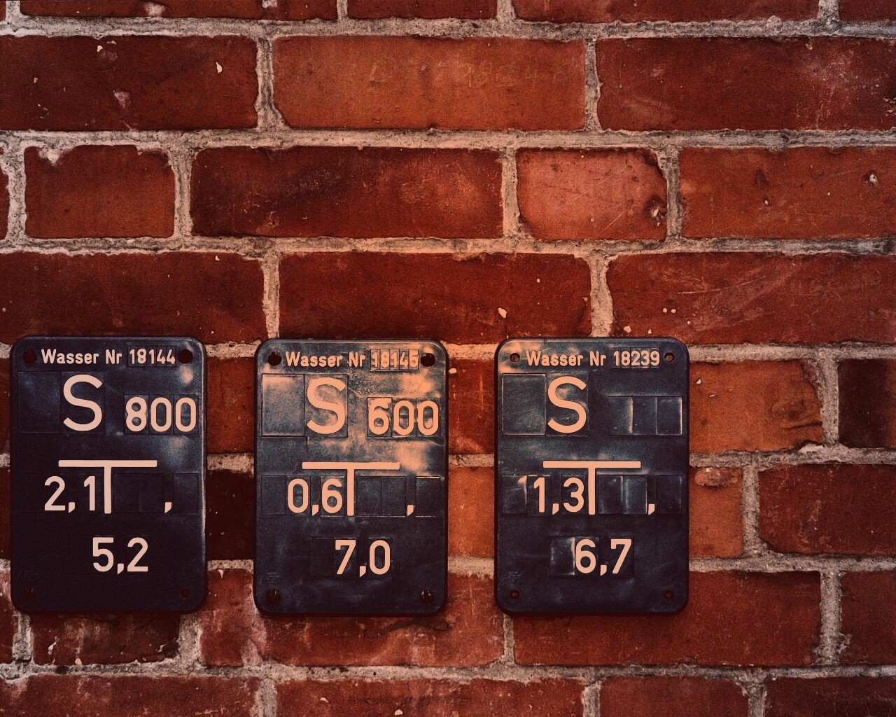 Стена с обозначениями обои