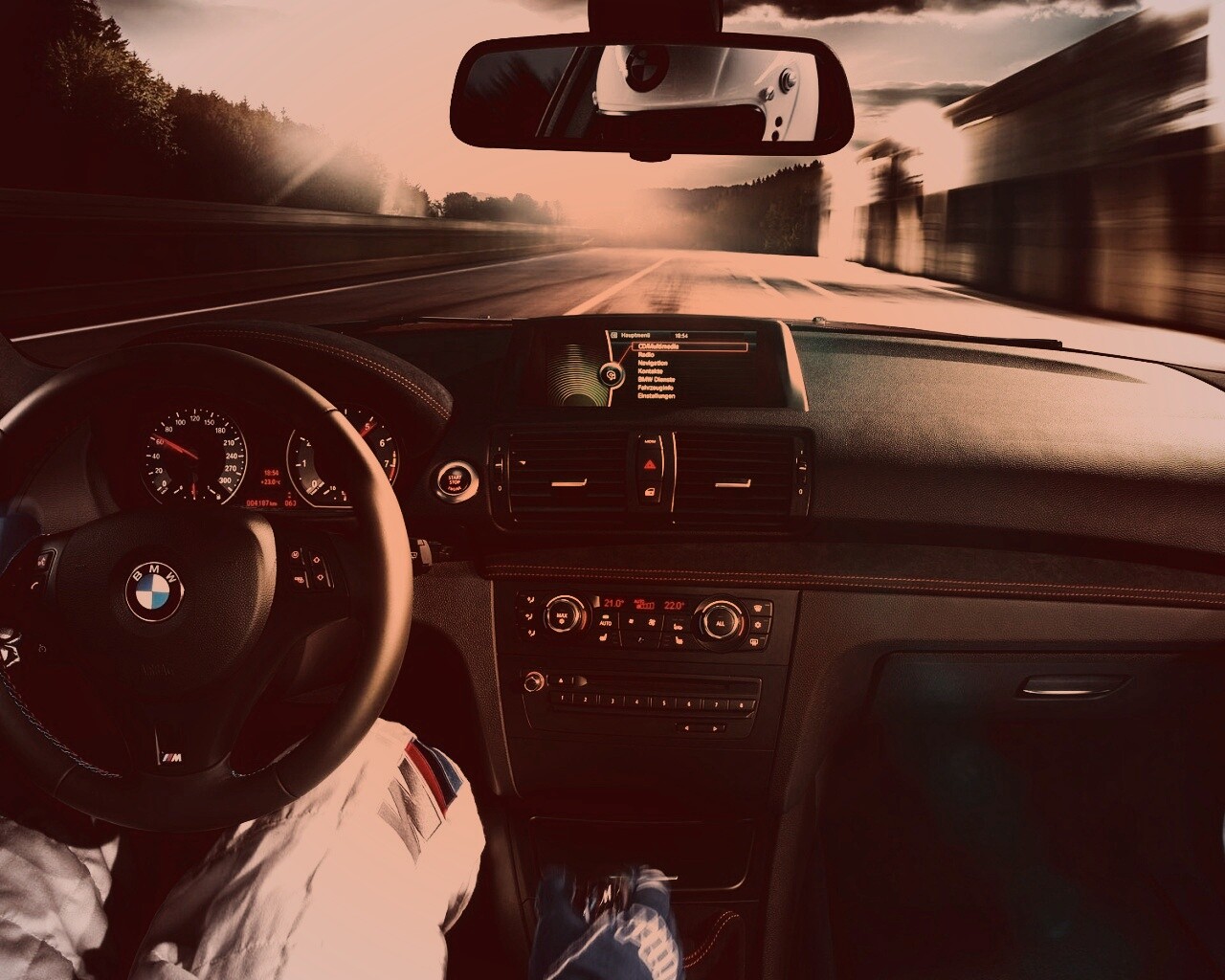 За рулём BMW обои