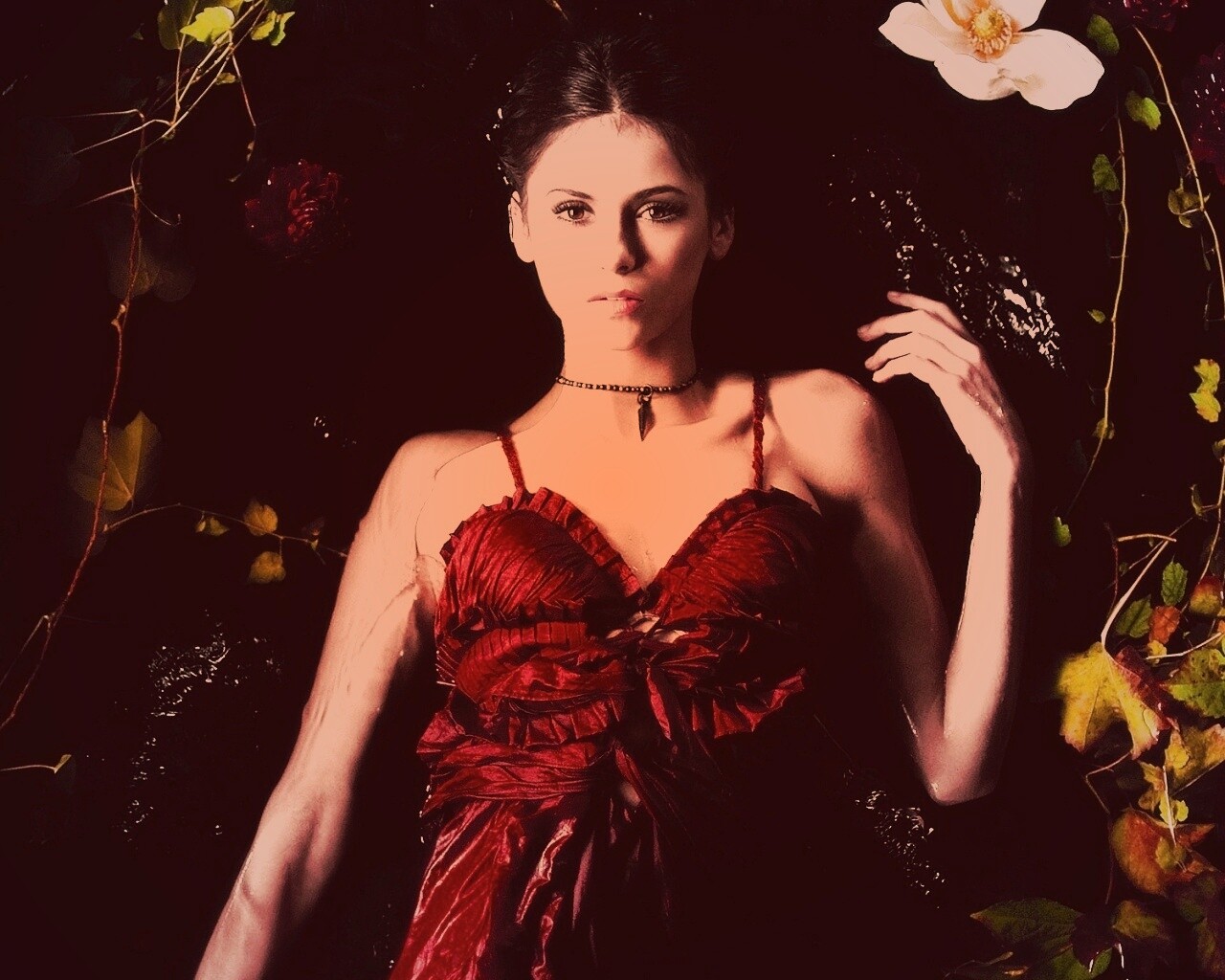 Женщина в красном платье обои