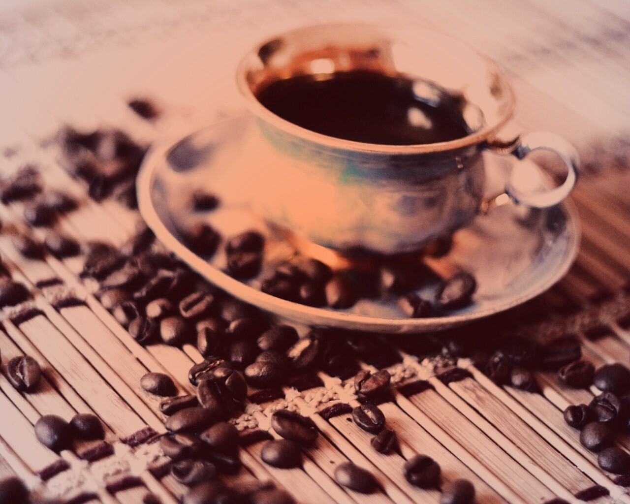 Чашка кофе и немного зерен обои