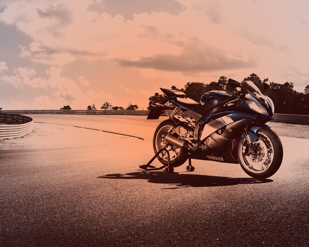 Yamaha R6 на трассе обои